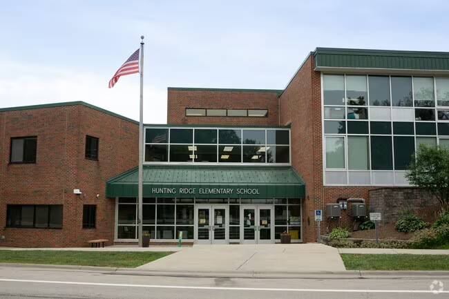 Front view of Hunting Ridge Elementary School in Palatine, IL