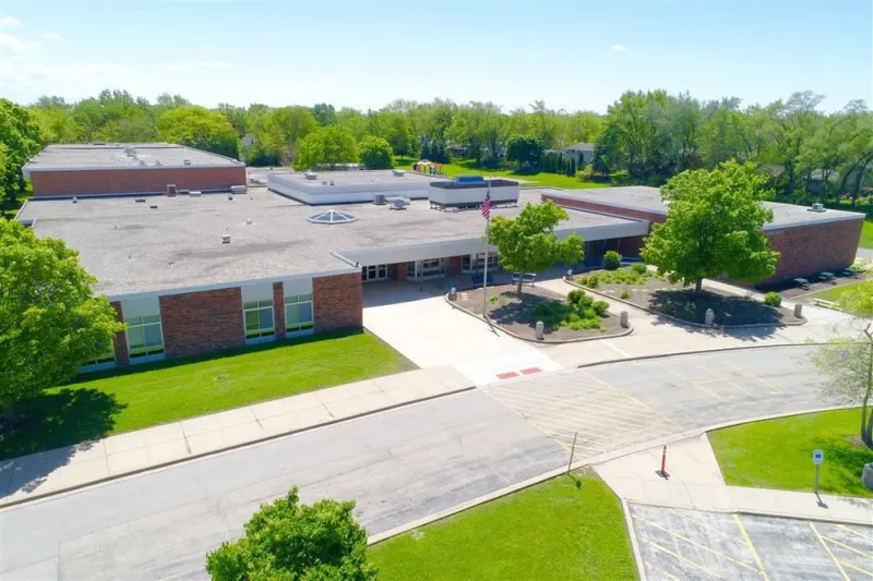 Front view of Lake Louise Elementary School in Palatine, IL