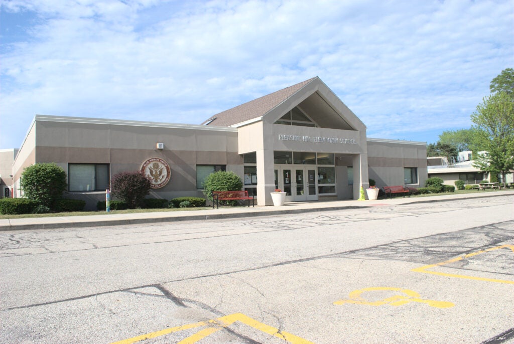 Front view of Pleasant Hill Elementary School in Palatine, IL